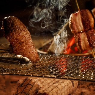 原始炭火焼で豪快に串肉を焼き上げる！名物原始よろず焼き！