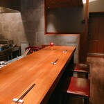 八文字 - お洒落なカウンター席