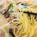 チャンポンの店 松露 - 麺は結構細麺です。好き嫌いが分かれるところでしたね。