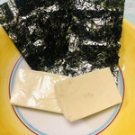 大江海苔 - 料理写真:アーモンドチーズに巻いて食べると、これまたウンマイっす\(//∇//)\