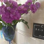 カフェ・ド・ララ - テーブル上にも新鮮なお花が