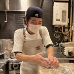 麺処 ほん田 - 麺を手揉みする本田店主