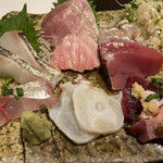 Ajiraku Yumeri - お刺身の盛り合わせ。どれも美味しい。右下は鯨です。金沢って有名なのでしょうか？