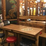 鳥良商店 - (内観)テーブル席