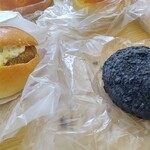 夢乃ブランジェ - 梅しそチキンカツバーガーと黒カレーパン