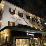 ウエスト青山ガーデン - お店正面　夜の感じ