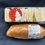 アルゾ - サンドと調理パン２個購入