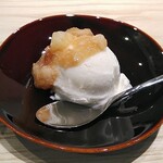 炭火焼うなぎ 金字塔 - アイスクリームにグレープソース