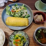 GREENLIFE - 朝ご飯モーニングです。だし巻き卵がふわふわでボリュームたっぷりです。手作りお惣菜もとても美味しい。