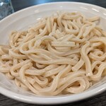 焼鳥日高 - エッジのきいた茶色みがかった太めのうどん