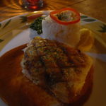 フォンダ・デ・ラ・マドゥルガーダ - PESCADO ZARANDEADO 　2310円　フィレにした白身魚のグリルにトマト、マヨネーズとチレ・アンチョビの入ったアドボソースをかけて