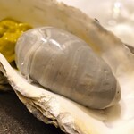 Maison DIA Mizuguchi - 月と太陽　山からかわへのミネラル　古典料理技術　ショーフロア　　北海道仙鳳趾産の真牡蠣（バジルのソースと共に)