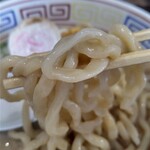 餃子と麺 いせのじょう - 麵上げ写真(太麺)