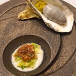 Maison DIA Mizuguchi - 月と太陽　山からかわへのミネラル　古典料理技術　ショーフロア　　北海道仙鳳趾産の真牡蠣(バジルソースと共に） と 鱈の白子でブルーチーノチーズと共に白トリュフの香りで