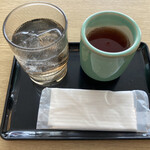 和食レストランとんでん - 水、お茶、紙おしぼり