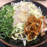 壱角家 - メガ豚壱郎まぜそばの麺