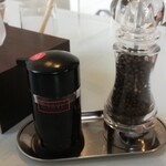 麺処 八貝 - 卓上調味料はシンプル