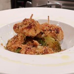 トリワイン ＰＩＫＯＳＨＨＨＵ - 芽キャベツ 鶏のピンチョス アンチョビパン粉焼き