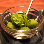 バー・バーンズ - 昆布醤油漬けの香川県小豆島産のオリーブ