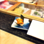 浅草 すし賢 - 雲丹600円　この時期にしては良心的な価格で美味しかったです。海苔の風味もよい。