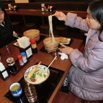 丸亀製麺 - 食べている様子です。