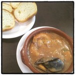 スペイン厨房 ティオ アキラ - エビとムール貝のソースアメリカン
            ￥800   バケット  ￥200