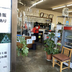 もつ煮屋 日の出食堂 - 群馬もまんぼう対象になるみたいだ。
                                
                                全くいつまでもコロナめ！　感染対策はバッチリだ。
                                
                                厨房前の壁には芸能人のサイン
                                
                                ま…アップにしても誰かわからないからスルー