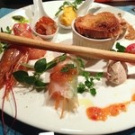 キャトルラパン - 主な物だけで、７品の前菜。　えび、デカッ。　　僕の右隣の美女だけは、写真、撮れてませんでした。幹事さんの不手際。（笑）　　(C)Bちゃん