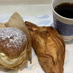 ヴィ・ド・フランス カフェ - 左が贅沢クリームパン、右があんクロワッサン。