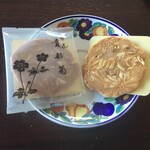 田丸弥 - 田丸弥せんべいの【貴船菊】は、玉子煎餅に 粒選りの落花生をふんだんに配し、伝統技法にて焼き上げてあります。