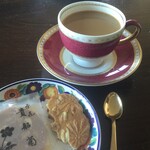 Tamaruya - 京都を代表する老舗 田丸弥の京煎餅「貴船菊」は、本格的に淹れたコーヒーにも良く合います。