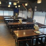 やきとん筑前屋 - 2階のテーブルは広々