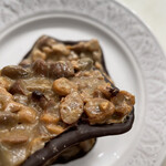 パティスリー・パリセヴェイユ - なっつちょこせんべい。美味しくないわけない。カロリーはヤバイ。ザクザクナッツのキャメルにチョコレート。ヘーゼルナッツとピスタチオです！ヌガチンフリュイセック。満足しかない。ヌガチンフリュイセック780円