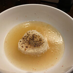 166647635 - へしこ焼きおにぎりをスープに入れて。おにぎりにかかる粉は山椒。