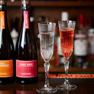 カフェメニューだけでなく、店主こだわりのお酒は珍しい銘柄も！