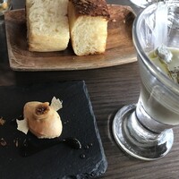 カステリーナ - 薩摩芋と林檎のポタージュ、自家製チーズのフォカッチャ、フォラグラのフラン