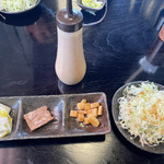 とんかつ 串揚げ 優膳 - 小鉢は左から白菜漬物、豚の煮凝り、大根の醤油と胡麻油の漬物　キャベツの千切り(特製ゴマドレッシング)