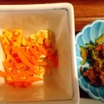 Gyouzayashinshin - ニンジンと卵の炒め物？とキュウリと鶏肉の炒め物？の小鉢二品(^_^;)