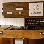 WINE＆VEGGIE MACRO - ゆったり大きなカウンター