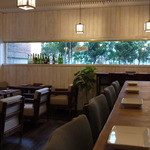 WINE＆VEGGIE MACRO - 大きめのテーブルにゆったりしたソファ