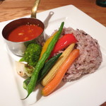 BISTRO CAFE LADIES & GENTLEMEN - トマトとオニオンのスパイシーカレー　旬の素揚げ野菜を添えて