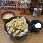 伝説のすた丼屋 - みそ汁、卵つき～