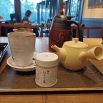 Cafe tsugine - タレの香ばしさに合わせて、本日は、ほうじ茶  (^_^)v