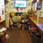 Tachinomidokoro Miyoshiya - 店内（生ビール19L樽の椅子もある）
