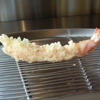 てんぷら 山の上 Roppongi 東京ミッドタウン店 - 今回のエビ。前回と揚げ方が違いますね。