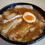 ラーメン二郎 - 全体像。スープの中にも豚が大量に沈んでいます(öᴗ<๑)