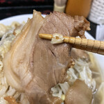 自家製太麺 ドカ盛 マッチョ - ブタはバラ肉薄切り