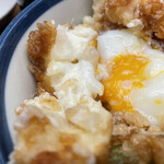 天丼てんや - 左、ポテサラの天ぷら。右、半熟卵決壊