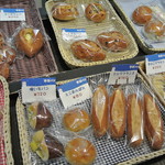百姓のパン工房 - ちょっと品薄になってきた夕方の商品棚