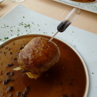 銀座 シェ・トモ - メイン☆パテ肉国産黒米，押し麦，玄米を詰めたフランス産ウズラのロースト